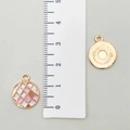 Runder Emaille-Anhänger mit rosa-weißem Karomuster, Roségold-Finish und 15mm Durchmesser - Rosa Runde Tropföl Gitter