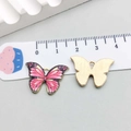 Pendentif papillon en émail rose et noir avec bordure dorée sur règle graduée - Papillon Imprimé Émail Rouge (12420) / 21*15mm
