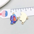 Pendentif papillon coloré en émail avec plaqué or présenté sur règle de mesure - Papillon Imprimé Émail (15820) / 16*24mm