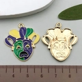 Dettaglio dei ciondoli maschera di carnevale in smalto con placcatura in oro e righello - Stile Faccia da Pianto Pagliaccio Giallo Verde