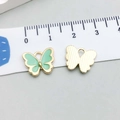 Pendentif papillon émaillé vert menthe avec bordure dorée et trou de suspension - Papillon Émail Vert Clair (12492) / 12*11mm