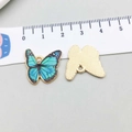 Pendentif papillon dégradé bleu-vert avec texture nid d'abeille dorée et anneau - Papillon Imprimé Émail (19056) / 18*19mm