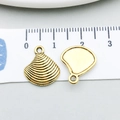 Pendaglio a conchiglia dorato in lega con trama a coste per creazione di gioielli - Guscio (20735)