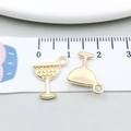 Detalle de dijes de copa de cóctel dorados con textura y medidas para manualidades - Copa de Vino (20807) / 12*15mm