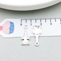 Detailansicht silberner Weinflaschenanhänger auf Lineal zur Größenmessung von 2 cm - Hellsilber Weinglas (20789)