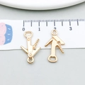 Goldene Weinöffner-Anhänger für DIY-Schmuck mit Skala zur Größenbestimmung gezeigt - KC Gold Öffner (20821)