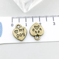 Detailansicht von herzförmigen 'my Dog' Anhängern und Pfotenabdrücken für DIY Schmuck - Antik-Bronze Herz Alphabet 10*13mm (5031)