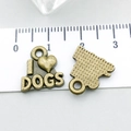 Detail eines 1,5 cm großen Hundeherz-Anhängers aus Bronze neben einem Linealmaß - Antik-Bronze Herz Alphabet 13*13mm (20570)
