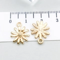 Détail de breloques marguerites dorées montrant la texture et la taille de 13mm sur règle - Petite Marguerite (17697) / 7*9mm