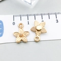 Détail macro du pendentif fleur en alliage d'or KC avec texture et règle de mesure - Petite Fleur(18326) / 11*14mm