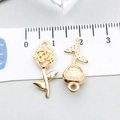 Gros plan de pendentifs fleurs en alliage d'or KC avec règle pour bijoux DIY - Rose (20500) / 21*9mm