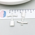 Silberner Knebelsverschluss mit gedrehter Textur und rechteckiger Spitze für Schmuck - Hellsilber Öffner (20799)