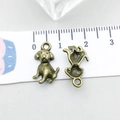 Bronze Hund-Anhänger aus Legierung für DIY-Schmuck mit Maßband zur Größenbestimmung - Antik-Bronze Sitzender Hund 17*10mm (20578)