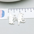 Silberner Weinflaschen-Anhänger aus Legierung mit Gravur für DIY-Schmuck und Ketten - Hellsilber Weinflasche (20805)