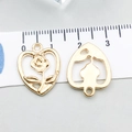 Pendentif cœur évidé doré avec relief de rose pour création de bijoux DIY - Rose en Cœur (20513) / 19*15mm