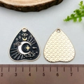 Colgantes de tarot esmaltados con luna y estrellas junto a una regla para dimensiones - Patrón de Ojo de Luna y Estrellas (21807) / 26*23mm