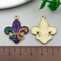 Pendentifs fleur de lys scintillants violet, vert et or pour création de bijoux DIY - Fleur de Lys Violette (22051)