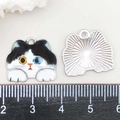 Détail de pendentifs chat en émail avec règle montrant la largeur de 2,5 cm - Chat Noir Gris (19303)