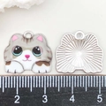 Vue macro d'un pendentif chat en émail coloré de 2,5 cm avec échelle de mesure précise - Chat Gris (19305)
