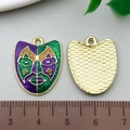 Pendentif masque de carnaval coloré en émail violet et vert avec finition dorée - Masque Violet (22054)