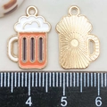 Détail macro de breloques chope de bière en émail montrant le design et la taille 2cm - Chope de Bière en Émail Marron