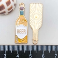 Détail macro d'un pendentif bouteille de bière en émail jaune avec inscription 'BEER' dorée - Bouteille de Bière en Émail Marron