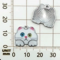 Pendentif chat en émail blanc aux yeux vairons avec dos argenté texturé, breloque 20mm - Chat Blanc (19304)
