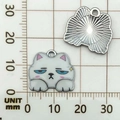 Pendentif chat en émail coloré et dos en alliage argenté texturé pour bijoux DIY - Chat à Motif Blanc (19308)