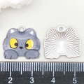 Pendentif chat en émail gris avec yeux jaunes et dos en métal argenté pour bijoux DIY - Chat à Motif Gris Fumé (19310)