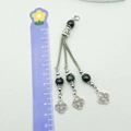 Dettaglio macro di un ciondolo etnico in argento vintage da 10 cm con perline grigie - Stile Nappa Con Perline Nere
