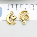 Dettaglio del ciondolo luna e cuore in oro vintage con scala per confronto dimensioni - Luna Cuore (10216)