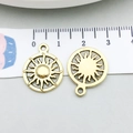 Dettaglio di ciondoli a forma di sole in oro antico con scala graduata di circa 20 mm - Forma di Sole (10217)