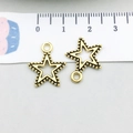 Dettaglio del ciondolo a stella in oro vintage con righello che misura 1,5 cm - Stella Pentagramma (10238)