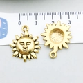 Ciondolo sole dorato in lega per gioielli DIY 2.5cm pendente con viso sorridente - Forma di Sole (13558)