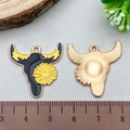 Vue détaillée de face et de dos des breloques émaillées vache highland avec règle - 1 Pièce Tête de Taureau Émail Noir 25*24mm (21138)