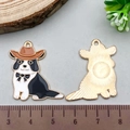 Détail d'un pendentif corgi cowboy montrant les deux faces avec règle de 2,5 cm - 1 Pièce Chien Émail Noir Avec Chapeau de Cowboy 29*26mm (21568)