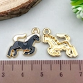 Détail macro de pendentif cheval émaillé avec placage or pour création bijoux - 1 Pièce Poney Émail Noir 20*15mm (21848)
