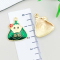Macro-opname van groene emaille zongzi-hanger met afmetingen voor DIY-sieraden - Groene Emaille Hoge Score Zongzi (22885)