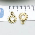 Ciondolo sole dorato in lega con dettagli su entrambi i lati e scala da 1,5 cm - Forma di Sole (20834)