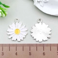 Daisy alloy charm with white petals and yellow center for DIY jewelry making - Chrysanthemum (21927) / 1 Piece (16x18mm) / White