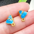 Makro-Detail von himmelblauen Emaille-Zongzi-Anhängern mit Goldrand für DIY-Schmuck - Blauer Emaille Reiskloß (22607)