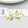 Ciondolo gatto con gomitolo in lega oro antico per creazione gioielli fai-da-te - Gatto che Gioca con la Palla (20598)