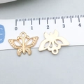Vue macro de pendentifs papillon dorés avec règle pour accessoires de bijoux DIY - Papillon Or KC (11618) / Or KC