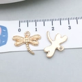 Vue détaillée de pendentifs libellule dorés avec échelle montrant la taille - Libellule Or KC (11625) / Or KC