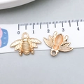Pendentif abeille dorée pour bijoux DIY présenté avec ruban à mesurer pour la taille - Abeille Or KC (18333) / Or KC