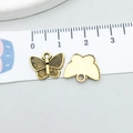 Détail macro du pendentif papillon or vintage avec mesure de taille sur règle souple - Papillon Or Antique (11079) / Or antique