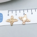 Paire de breloques abeilles plaquées or KC avec ailes détaillées et largeur de 1,5 cm - Abeille Or KC (20135) / 16*13mm