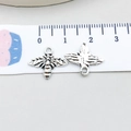 Détail du pendentif abeille argentée montrant la texture et la mesure de la taille - Petite Abeille Argent Antique (2390) / 16*13mm