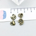 Detailansicht antiker Bronze-Katzenanhänger mit Maßstab für DIY-Schmuckherstellung - Antik-Bronze Katze 10*17mm (4589)