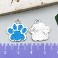 Ciondolo a zampa di gatto blu smaltato con dettagli mostrati fronte e sul retro - 16x17mm / Zampa di Gatto Smalto Blu Lago